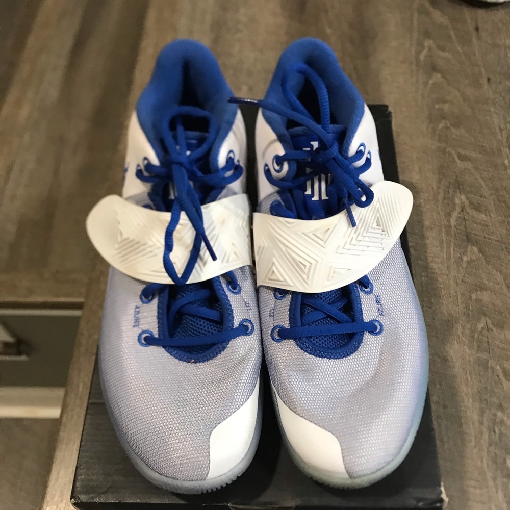 Kyrie 3 white varsity royal size 11